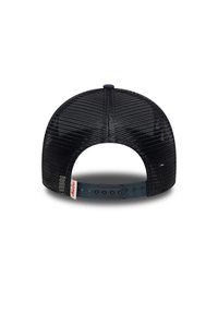 Μαύρο καπέλο snapback από δίχτυ, με κυρτή κορυφή, ρυθμιζόμενο λουράκι και υφή στο πάνω μέρος, με λευκή ετικέτα λογότυπου στο πίσω μέρος.