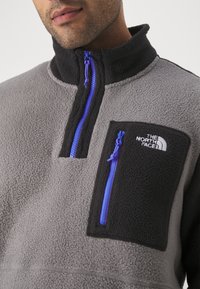 The North Face YUMIORI 1/4 ZIP - Suéter de forro polar - smoked grey/black