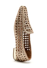 Zapato plano de color rosa dorado metálico tejido con un diseño perforado, punta redondeada, tacón bajo y un interior de cuero suave.