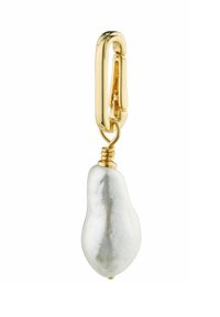 Pendientes de clip en tono dorado que presentan una gota de perla de agua dulce blanca texturizada con forma irregular y acabado pulido.