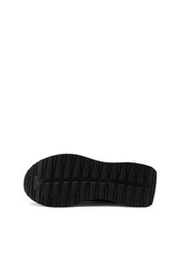 Suola di una scarpa nera con tacchetti spessi e strutturati, progettati per offrire presa e trazione, mostrata su sfondo bianco.