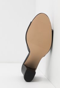 Madden Girl Mules de tacón - black