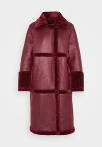 Burgunderfarvet læderfrakke med en blød, tekstureret finish, der har plyschkant, en krave og en indsnøret design med store ærmer.