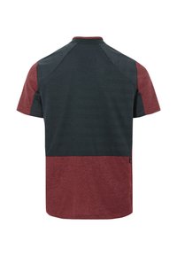 Camicia a maniche corte con design a blocchi di colore, parte superiore grigia scura e parte inferiore bordeaux, tessuto testurizzato e zip laterali.