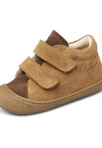 Scarpe in suede marrone per bambini con due cinturini in Velcro, dettagli a contrasto in tan, punta arrotondata e suola in gomma texturizzata.