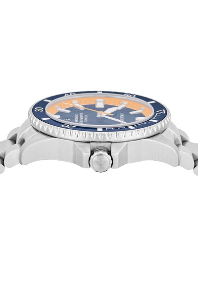 Zilverkleurig metalen polshorloge met blauwe en oranje wijzerplaat, draaibare bezel gemarkeerd in wit en een kroon met een logo aan de zijkant.