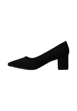 Escarpin en daim noir à petit talon carré, bout pointu et talon fermé, vue de profil sur fond blanc.