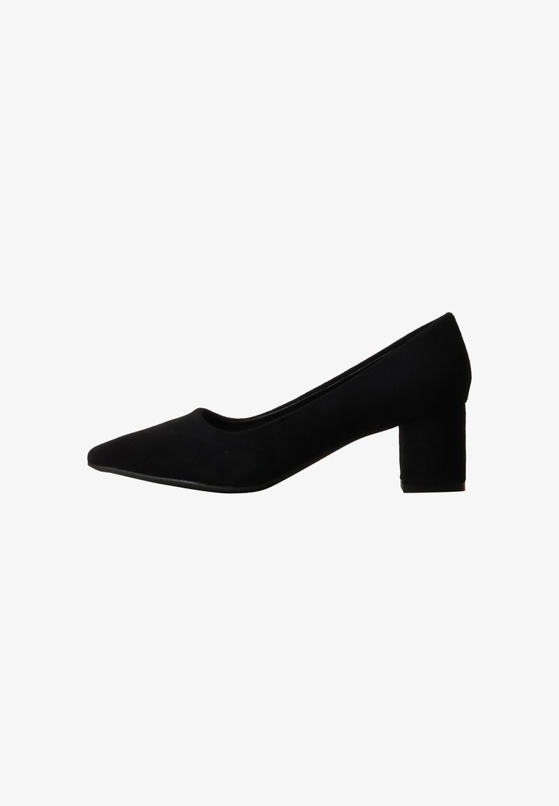 Escarpin en daim noir à petit talon carré, bout pointu et talon fermé, vue de profil sur fond blanc.
