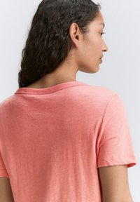 TOM TAILOR MIT V-AUSSCHNITT - Marškinėliai su spaudiniu - rosewood pink