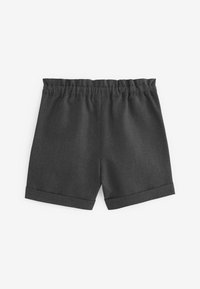 Pantaloni corti grigi scuri con cintura elasticizzata, orlo arrotolato e texture liscia, caratterizzati da un design semplice senza tasche o decorazioni.