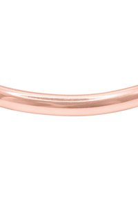 Bracelet en métal rose doré poli, texture lisse, design arrondi, forme légèrement courbée, surface réfléchissante, style minimaliste.