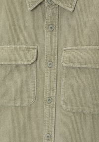 Camisa de pana verde oliva con cuello abotonado, dos bolsillos en el pecho y seis botones a juego en el frente, con textura acanalada.