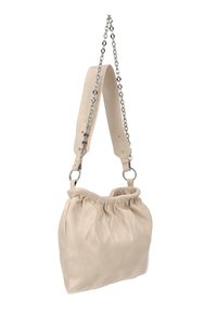 Béžová kožená kabelka s našitým designem, stříbrným řetízkovým popruhem a nastavitelným koženým ramenním popruhem. Hladká textura a zaoblený tvar.