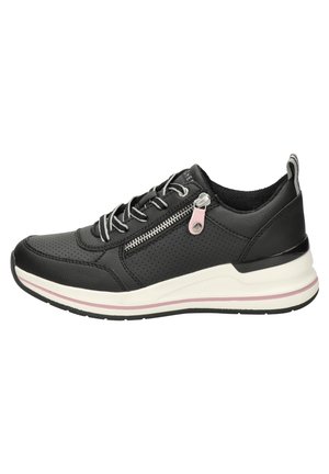 Zapatilla negra con parte superior de cuero perforado. Presenta cordones grises, cremallera lateral con acento rosa y una suela blanca con una franja rosa.