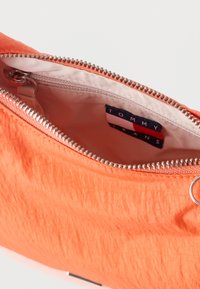 Tommy Jeans CASUAL SHOULDER - Τσάντα χειρός - orange