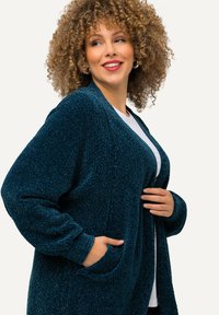 Ulla Popken CHENILLE OPEN VORM - Kofta - petrol