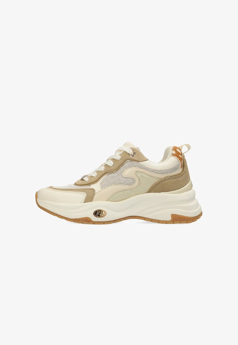 Beige en crèmekleurige sneaker met mesh- en suèdepanelen, voorzien van een chunky witte zool, vetersluiting en een gouden logo-accent aan de zijkant.