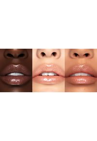 Tre set di labbra in diverse tonalità della pelle: marrone scuro con shimmer, rosa chiaro lucido e pesca chiaro che evidenzia la naturale lucentezza e texture.