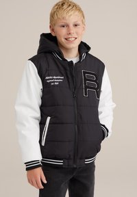 Jachetă bomber căptușită alb-negru cu glugă, mansete cu nervuri și tiv cu dungi. Prezintă literă brodată și buzunare laterale.