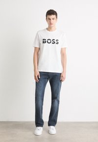 BOSS TEE - Apdrukāts T-krekls - white