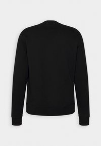 Sudadera negra de manga larga, con cuello redondo, puños y dobladillo acanalados. Tela lisa con un diseño simple y sin costuras en la parte posterior.