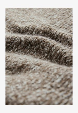 Tessuto marrone testurizzato con un aspetto peloso, caratterizzato da una miscela di fibre chiare e scure, che mostra un motivo intrecciato e uno spessore variabile.