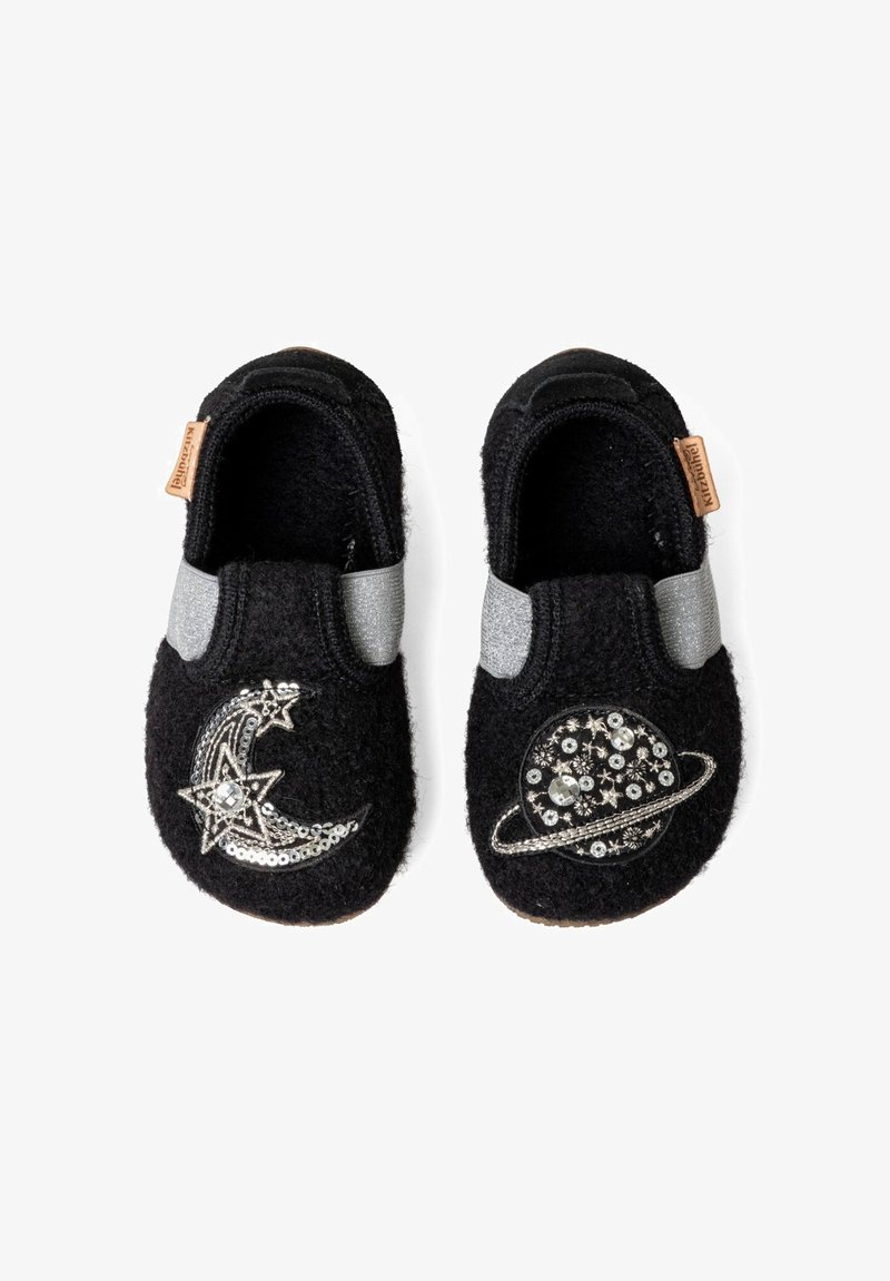 Paire de chaussons noirs pour enfants avec un motif de lune et d’étoiles argentés à gauche, et un motif de planète argentée avec des anneaux à droite.