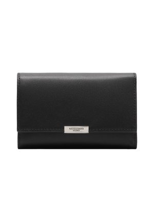 Czarny skórzany portfel z srebrną, prostokątną plakietką z logo umieszczoną na środku przedniego klapki, gładką fakturą i widocznymi przeszyciami wzdłuż krawędzi.