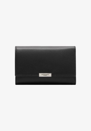 Schwarze Lederbrieftasche mit silberner, rechteckiger Markenplakette mittig auf der vorderen Klappe, glatter Textur und sichtbarer Naht entlang der Ränder.