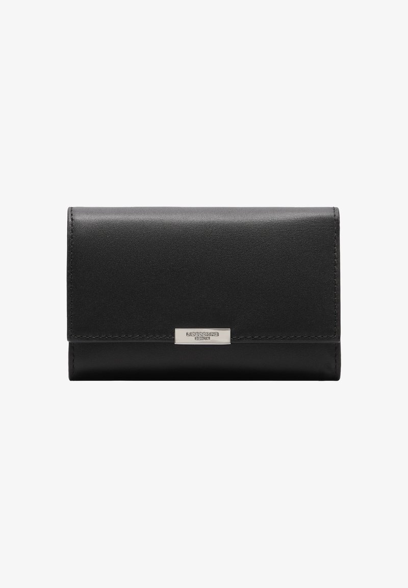 Portefeuille en cuir noir avec une plaque de marque rectangulaire argentée centrée sur le rabat avant, texture lisse et couture visible le long des bords.