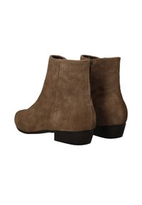 Bruine suede enkellaarsjes met een ronde neus, lage blokhak en rits aan de achterkant, met een gladde textuur.