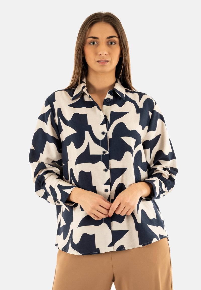 Camisa de botones en un patrón abstracto de color crema y marino; mangas largas con puños de botón; tejido ligero; corte relajado.