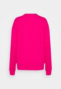 Sweat-shirt à manches longues rose vif avec poignets et ourlet côtelés, montré de dos sur un fond gris clair uni.