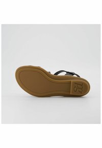 Černé žabky s gumovou podrážkou, které mají tenké pásky a hnědou podešev. Podešev má hladký povrch s logem.