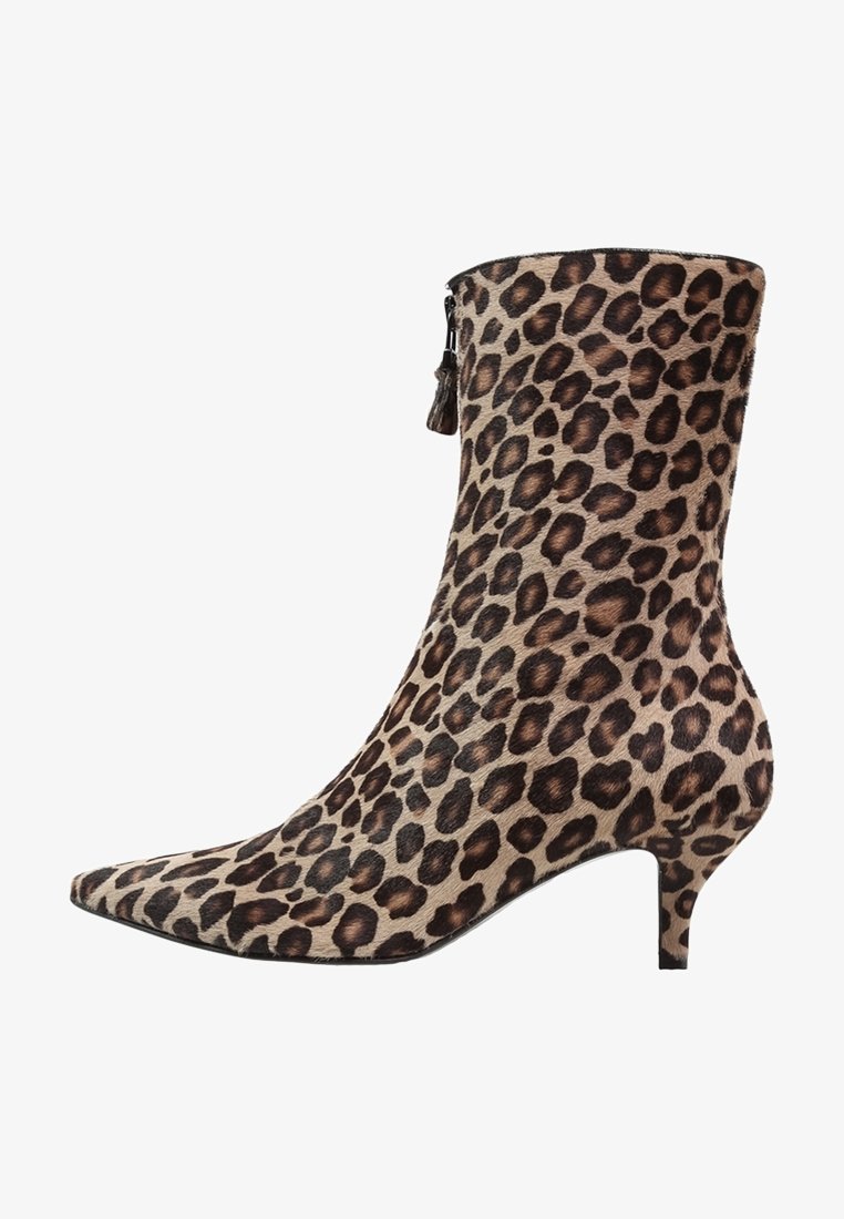 Stivaletto alla caviglia in stampa leopardata realizzato in materiale simil-suede. Caratterizzato da una punta appuntita e un tacco a stiletto di 3 pollici, con chiusura laterale a zip e dettaglio con nappina.