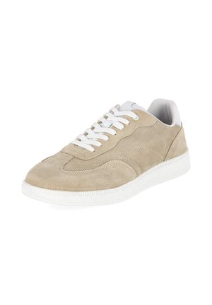 Zapatilla de ante beige con cordones blancos, suela blanca acolchada y cuello acolchado, mostrada en ángulo desde la parte frontal izquierda.