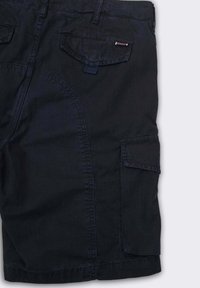 Pantaloni cargo blu scuro realizzati in tessuto resistente, con tasche a toppa, una finitura texturizzata e cuciture rinforzate lungo i lati.