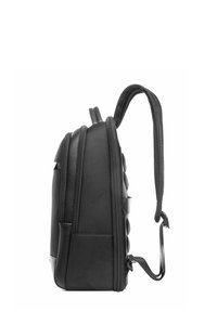 Czarny plecak z teksturowaną powierzchnią, wyściełaną stroną i regulowanymi szelkami. Posiada wiele zamykanych na zamek kieszeni oraz elegancki, kompaktowy design.