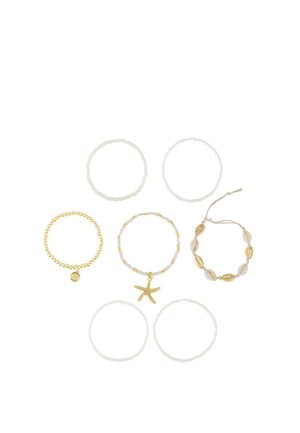 Ensemble de six bracelets : deux bracelets en perles transparentes, un bracelet en perles dorées, un bracelet avec un charm étoile de mer et un bracelet avec un accent coquillage.