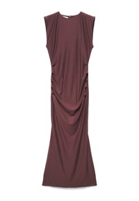 Robe longue sans manches en tissu bordeaux profond. Présente un drapé souple avec des côtés froncés, créant une silhouette fluide. Texture lisse.
