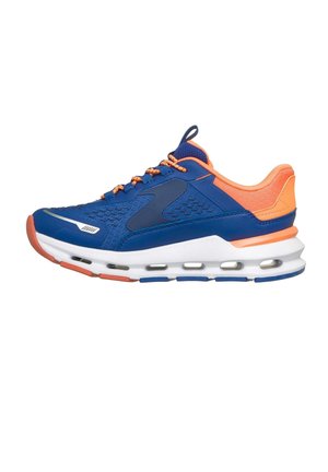 Chaussure de sport bleu et orange avec dessus en mesh, fermeture à lacets, semelle coussinée avec poches d'air et languette de traction au talon sur fond blanc.