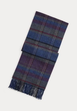 Écharpe en laine pliée avec un motif à carreaux bleu, violet, gris et rouge et des bords à franges bleu foncé sur fond blanc.