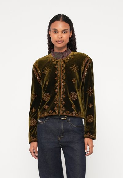 Veste en velours vert foncé avec une broderie dorée complexe et des accents en perles. Design court, encolure ronde et manches longues.