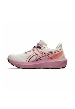 Chaussure de sport beige clair avec des accents roses et noirs, semelle rose et un logo sur le côté, vue de l'extérieur.