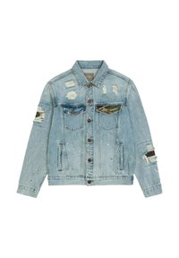 Giacca di jeans azzurra con dettagli sdruciti, due tasche sul petto, un motivo a macchie di vernice e rifiniture in tessuto camouflage sulla tasca sinistra.