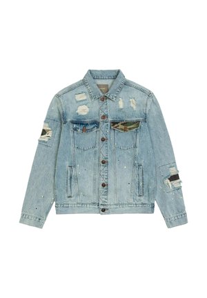 Giacca di jeans azzurra con dettagli sdruciti, due tasche sul petto, un motivo a macchie di vernice e rifiniture in tessuto camouflage sulla tasca sinistra.