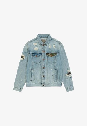 Chaqueta de mezclilla azul clara con detalles desgastados, dos bolsillos en el pecho, un patrón de pintura con manchas y acentos de tela de camuflaje en el bolsillo izquierdo.