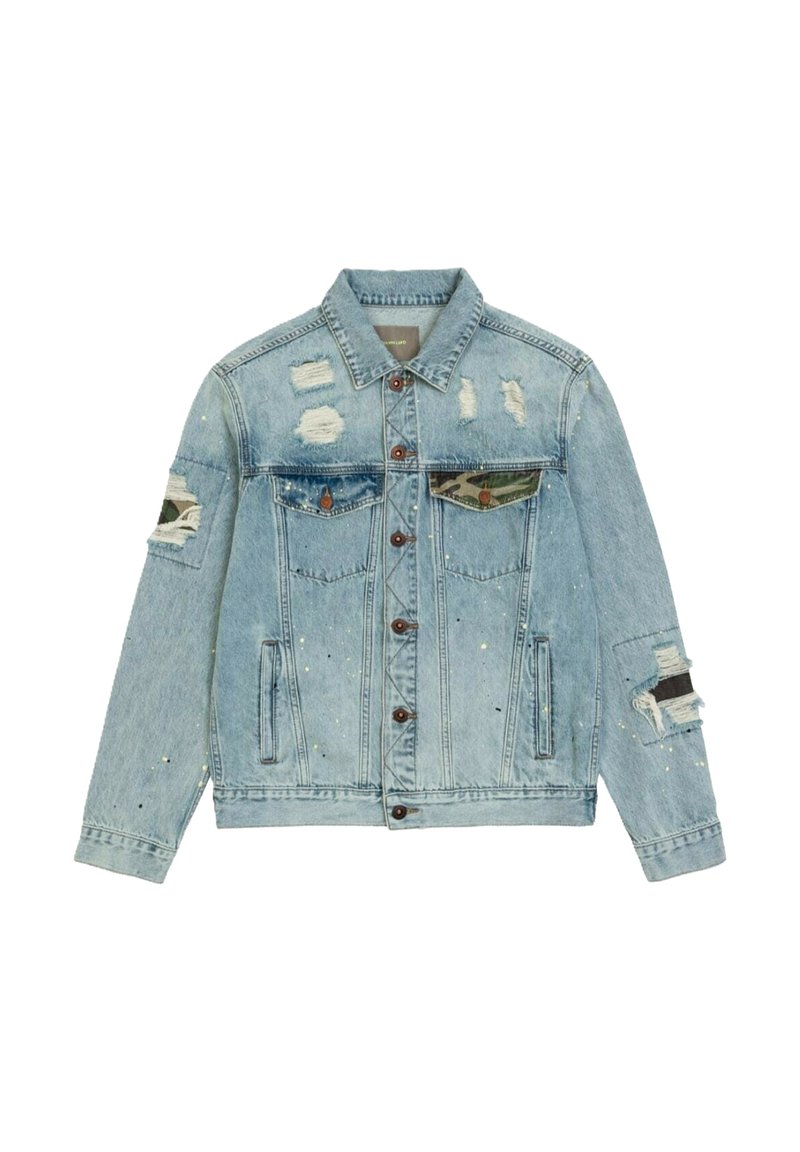 Giacca di jeans azzurra con dettagli sdruciti, due tasche sul petto, un motivo a macchie di vernice e rifiniture in tessuto camouflage sulla tasca sinistra.