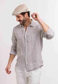Gestreepte button-up shirt van lichtgewicht stof in lichtbeige met donkerrode strepen; inclusief een borstzak en oprolbare mouwen.