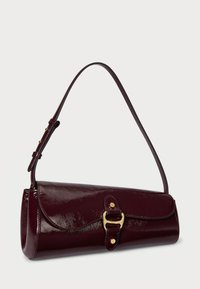Burgundy lakkbőr válltáska ívelt fedéllel, arany csattal kiegészítve és állítható pánttal, sima háttér előtt.